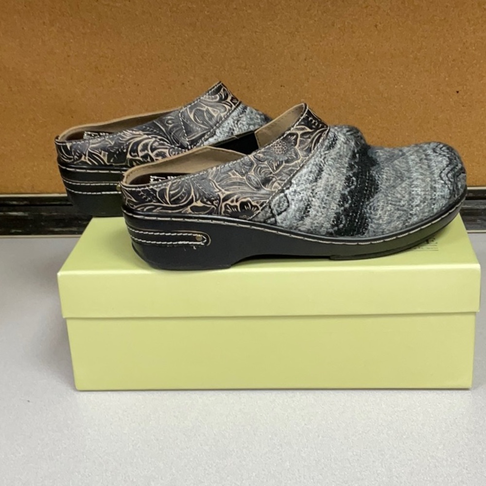 L'ATISTE Gray Knit and Floral Slip-On Clogs